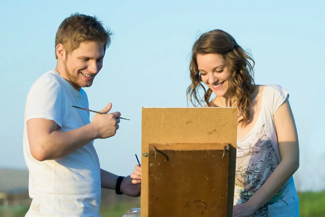 Пожалуйста, отправьте исходный текст описания, которое нужно перефразировать.